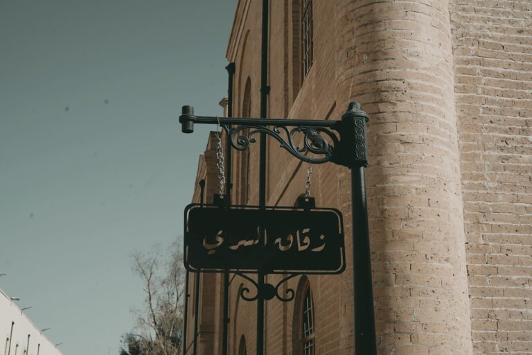 Photo The main keyword is "فن اللامبالاة" which translates to "The Subtle Art of Not Giving a F*ck" in English